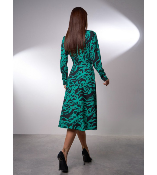 Зелено-черное платье приталенного силуэта