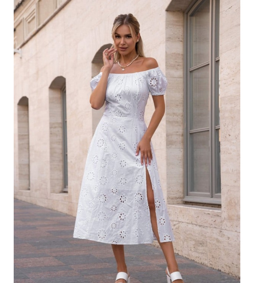 Белое платье с разрезом из полированной прошвы
