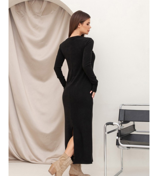 Черное длинное платье в рубчик