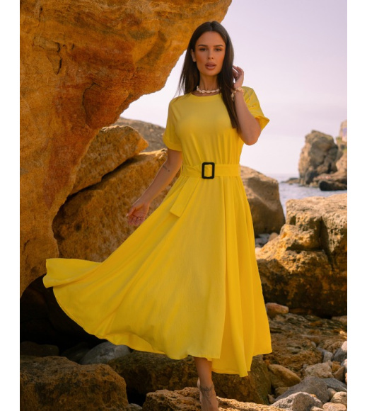 Желтое платье классического силуэта