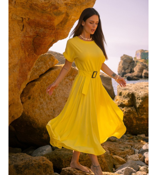 Желтое платье классического силуэта
