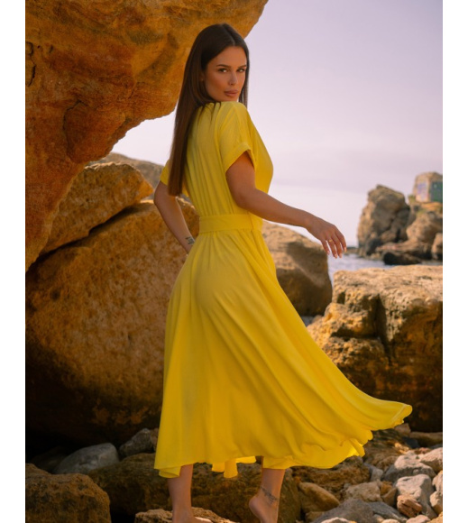 Желтое платье классического силуэта