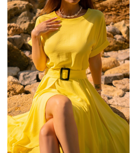Желтое платье классического силуэта