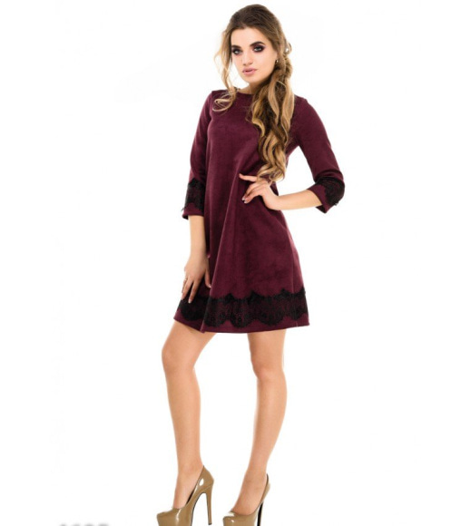 Фиолетовое замшевое платье-трапеция с черным кружевом
