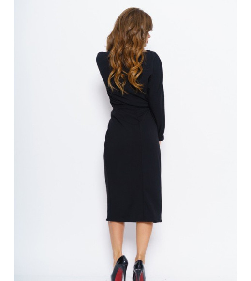 Черное платье с длинными цельнокроенными рукавами