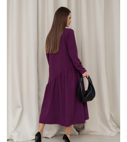 Фиолетовое платье с асимметричным воланом