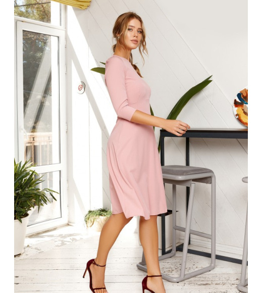 Розовое офисное платье с расклешенным низом