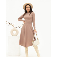 Бежевое классическое платье с расклешенным низом