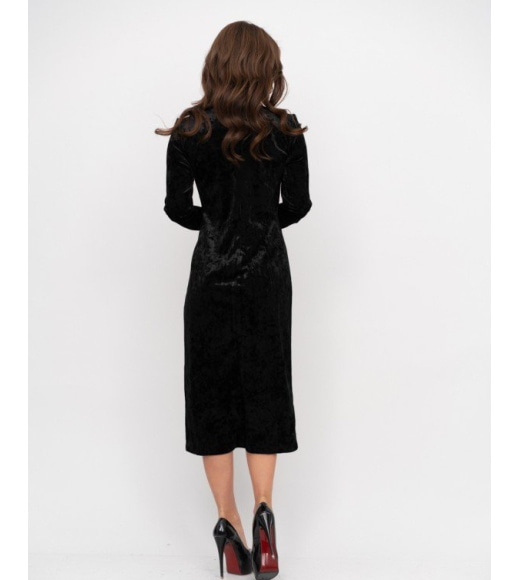 Черное велюровое платье с боковым разрезом
