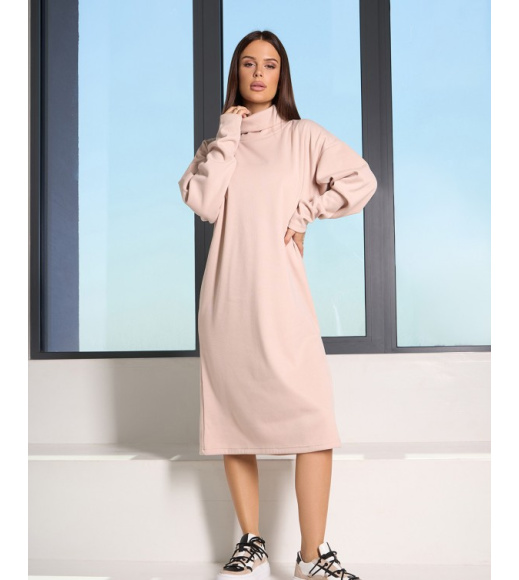 Бежевое ангоровое платье-гольф с разрезом