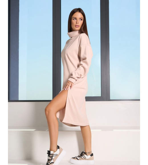 Бежевое ангоровое платье-гольф с разрезом