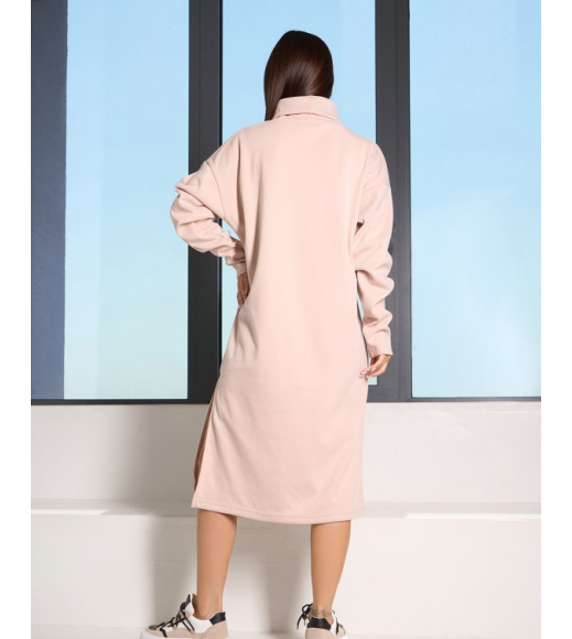 Бежевое ангоровое платье-гольф с разрезом