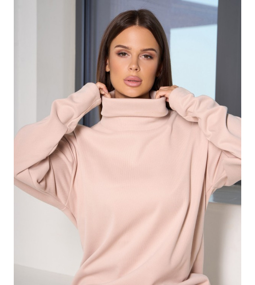 Бежевое ангоровое платье-гольф с разрезом