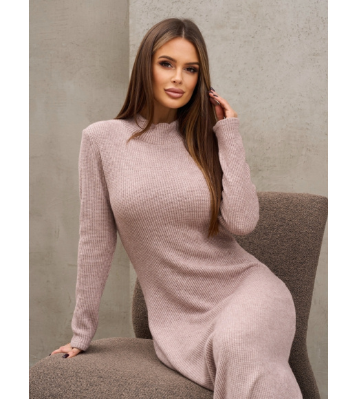 Коричневое вязаное платье-гольф с разрезом