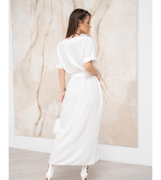 Біла довга сукня з розрізом на нозі