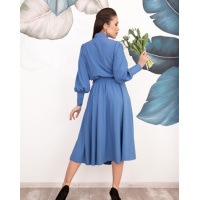 Блакитна приталена міді сукня з коміром-бантом