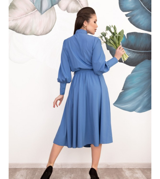 Блакитна приталена міді сукня з коміром-бантом