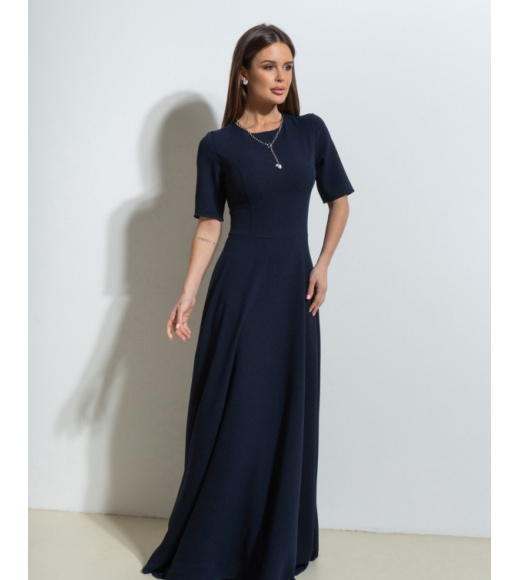 Темно-синее длинное платье с расклешенным низом