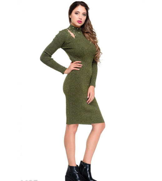 Зеленое облегающее платье в рубчик с бусинами и разрезами на плечах