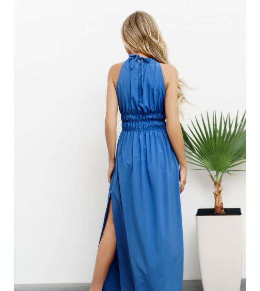 Темно-голубое длинное платье с жаткой на талии