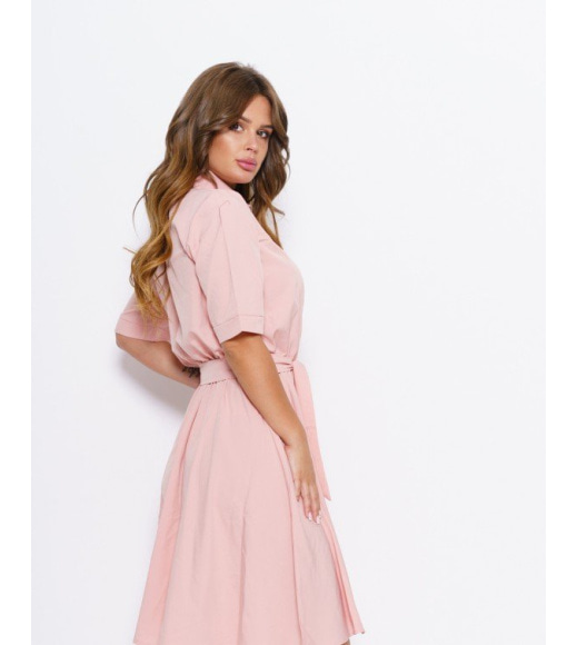 Розовое приталенное платье с короткими рукавами