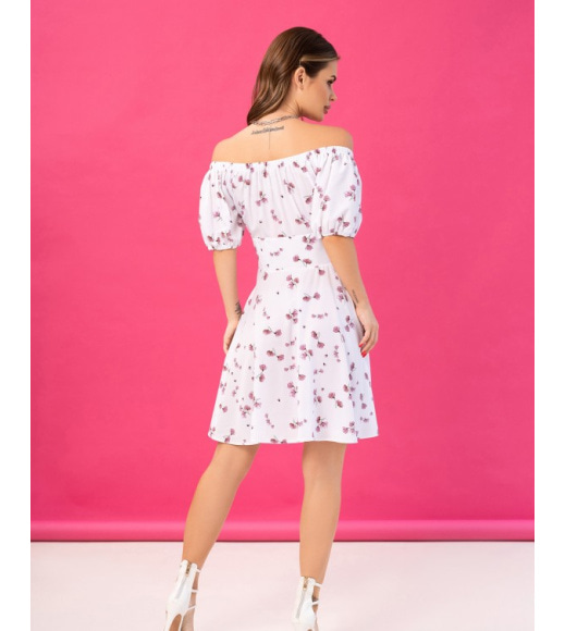 Бело-розовое цветочное платье с открытыми плечами