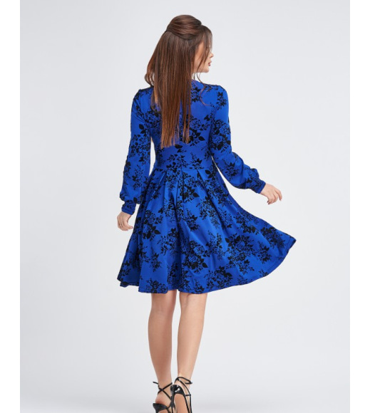 Синее приталенное платье с фактурными розами