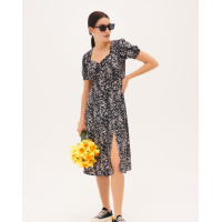 Черное принтованное платье с разрезом