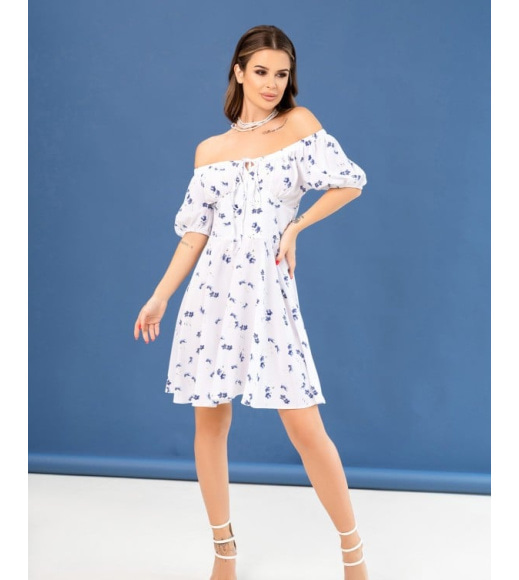 Бело-голубое цветочное платье с открытыми плечами