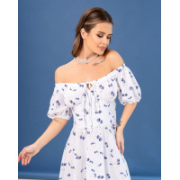 Біло-блакитна квіткова сукня з відкритими плечима