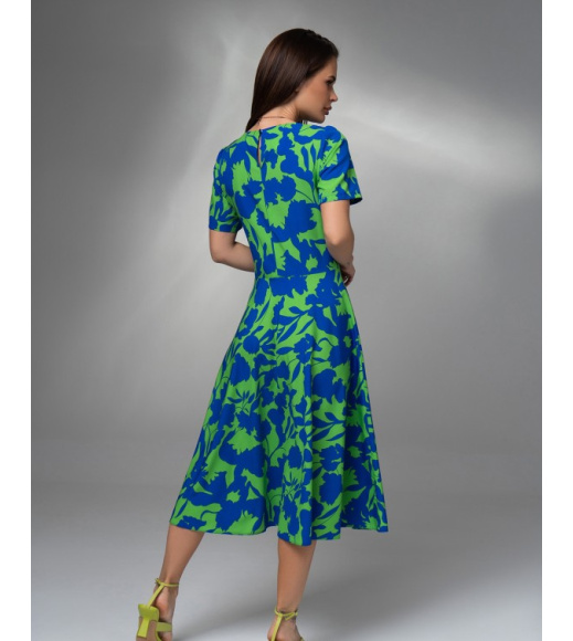 Зеленое приталенное платье с синим принтом