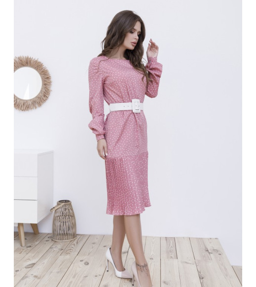 Розовое прямое платье в горошек с плиссировкой