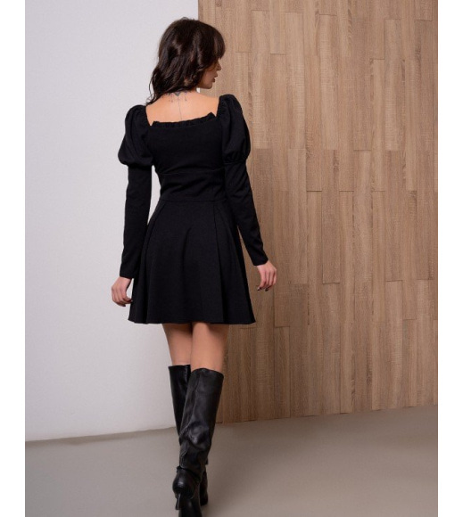 Черное присборенное платье с рюшами