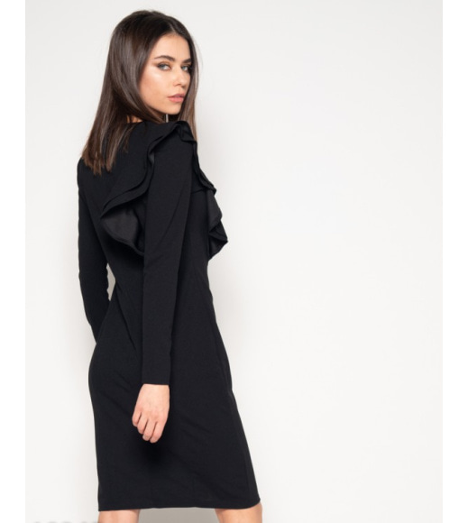 Черное платье с длинными рукавами и рюшами