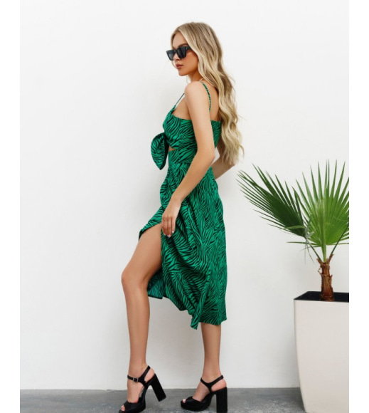 Зеленое принтованное платье с разрезом