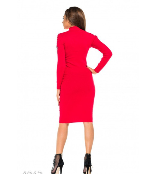 Красное миди-платье с вырезами на плечах и вышивкой камнями