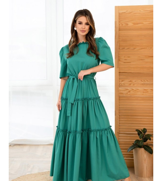 Зеленое длинное платье с рюшами