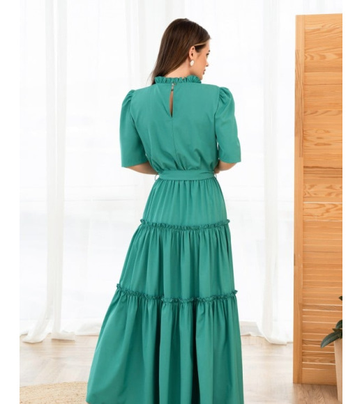 Зеленое длинное платье с рюшами