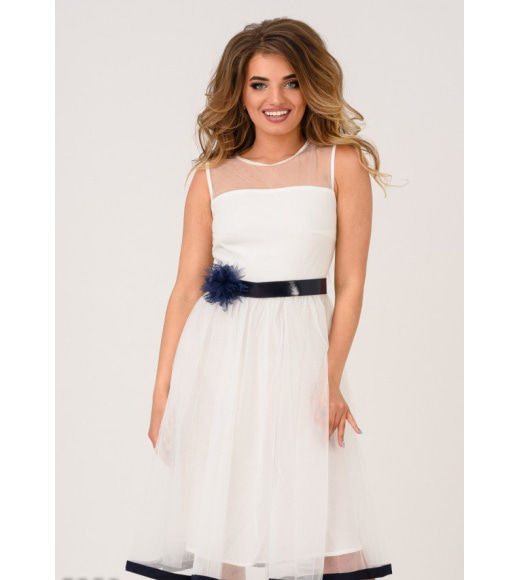 Белое с синим пышное платье с многослойной юбкой