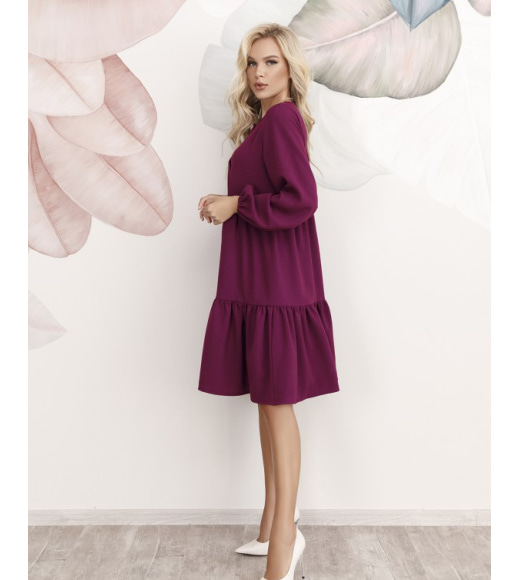 Фиолетовое платье-трапеция с воланами