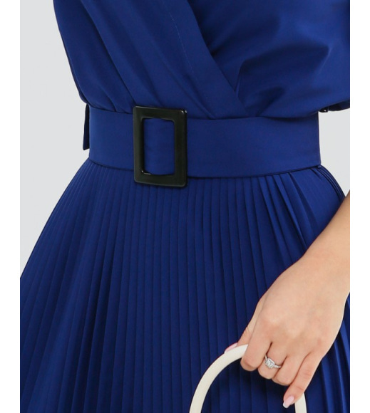 Темно-синее приталенное платье с плиссировкой