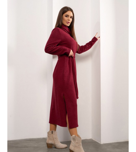 Бордовое ангоровое платье-гольф с боковыми разрезами