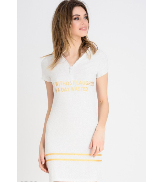 Серое платье-футболка с воротом на молнии и золотым принтом