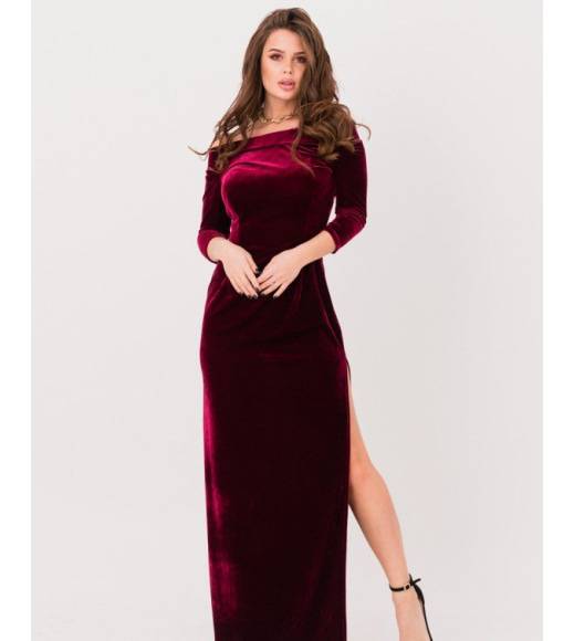 Бордовое велюровое платье с открытыми плечами