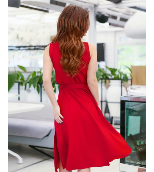Красное платье без рукавов с разрезами
