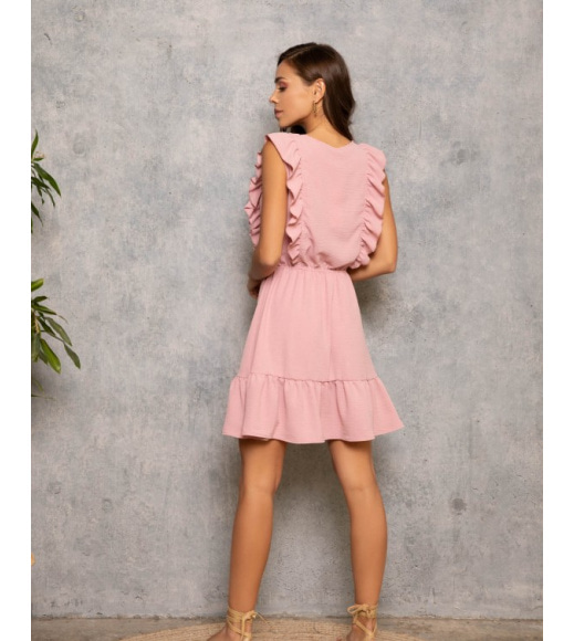 Розовое платье с рюшами и воланом