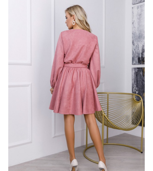 Розовое замшевое приталенное платье