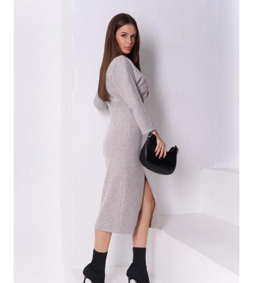 Темно-бежевое ангоровое платье-карандаш с разрезом