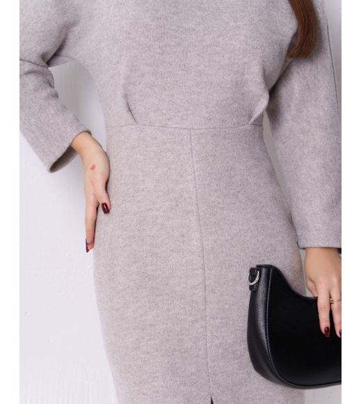 Темно-бежевое ангоровое платье-карандаш с разрезом