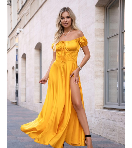 Шелковое длинное платье горчичного цвета с разрезом